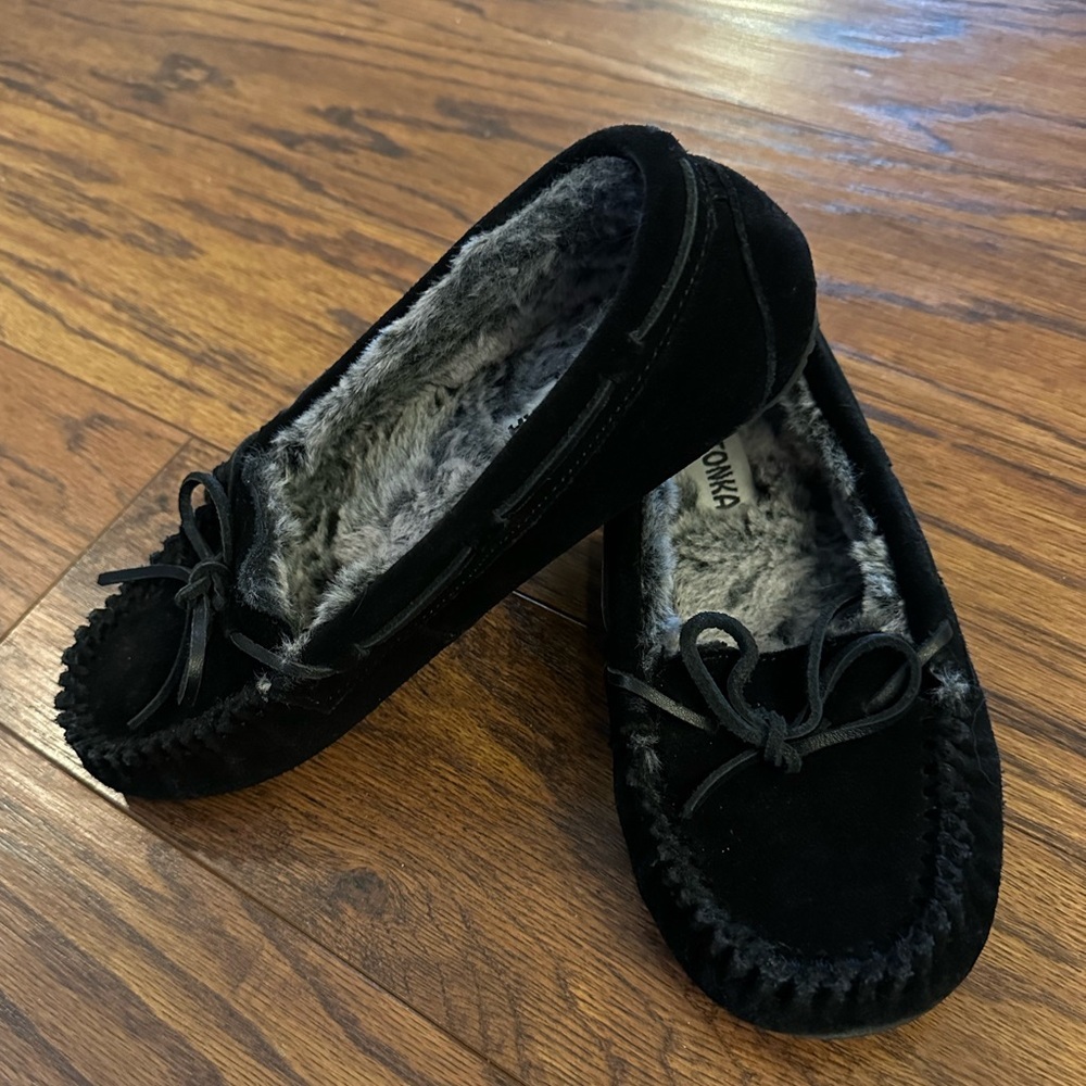 Minnetonka Women's Cozy Black Moccasins